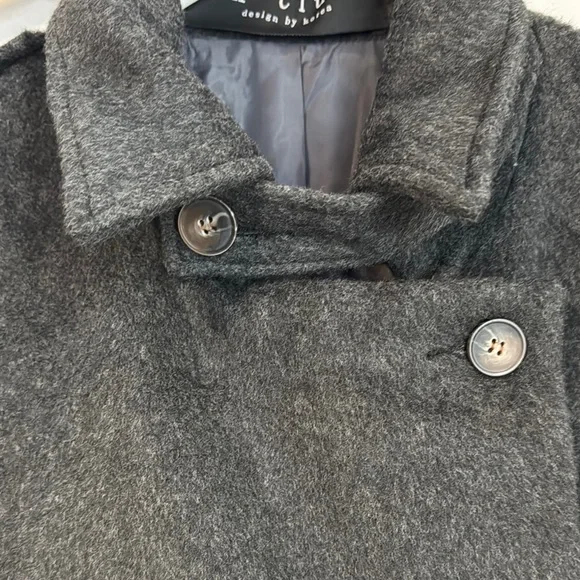 Elegant Black Pea Coat with Classic Collar and Tailored Fit - Picture 3 of 9